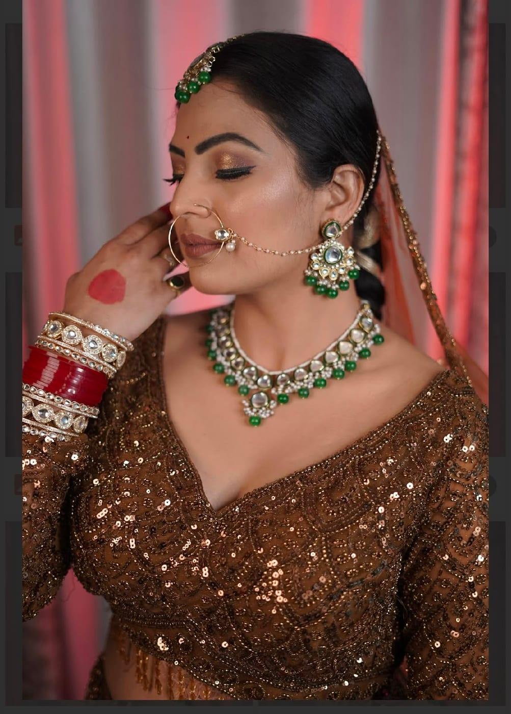 Royal maroon bride, emerald necklace detail
